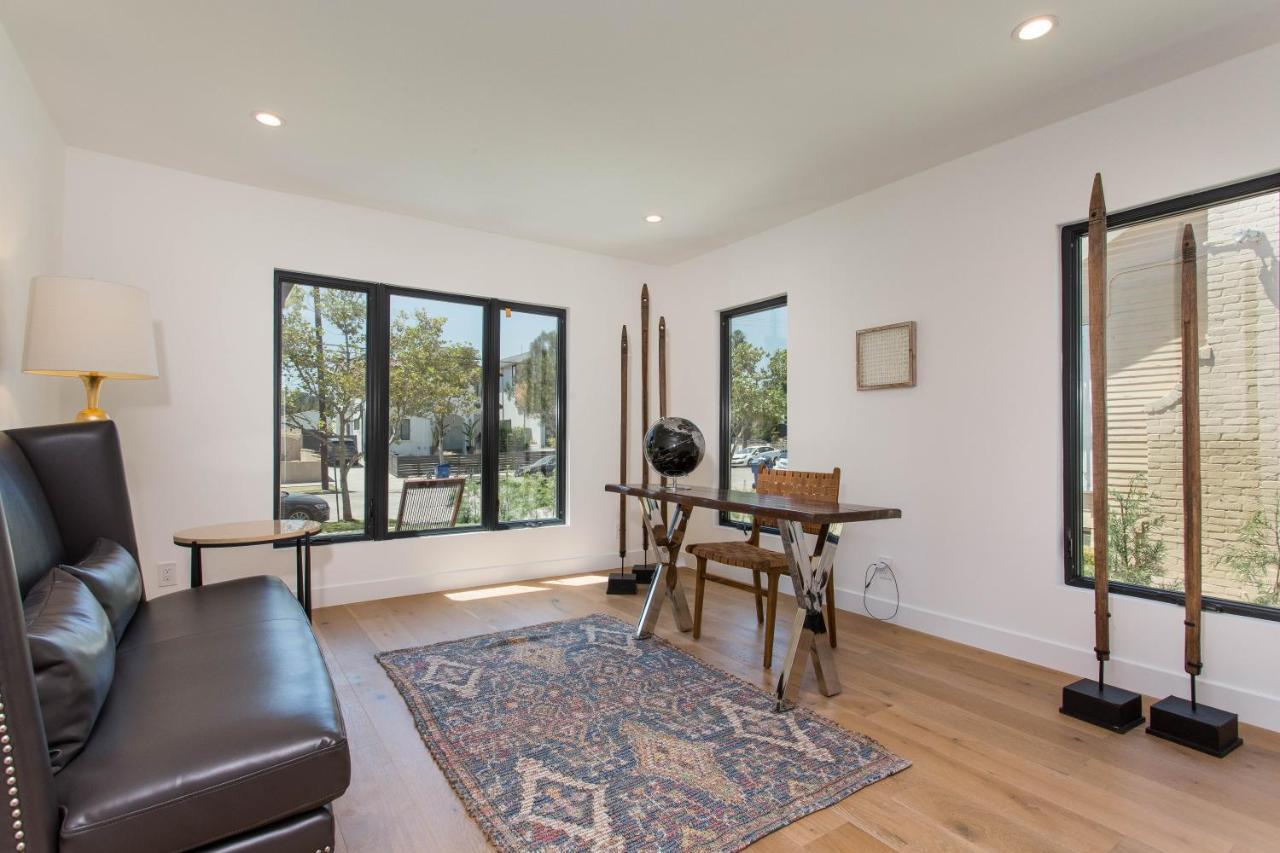 Modern With A Pool In Larchmont Village Los Angeles